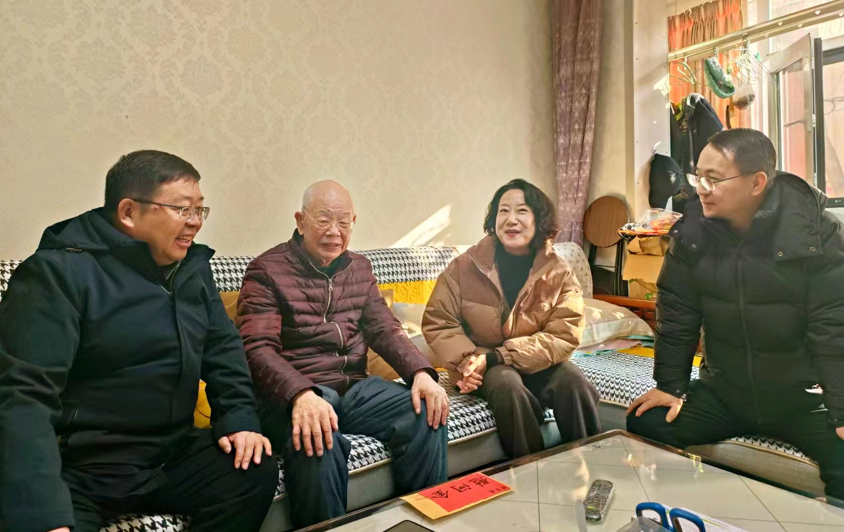 自治區國資委副主任郭春萍走訪慰問寧夏建投困難黨員